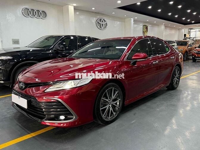 Toyota Camry 2.0Q 2022 lướt giá tốt ạ