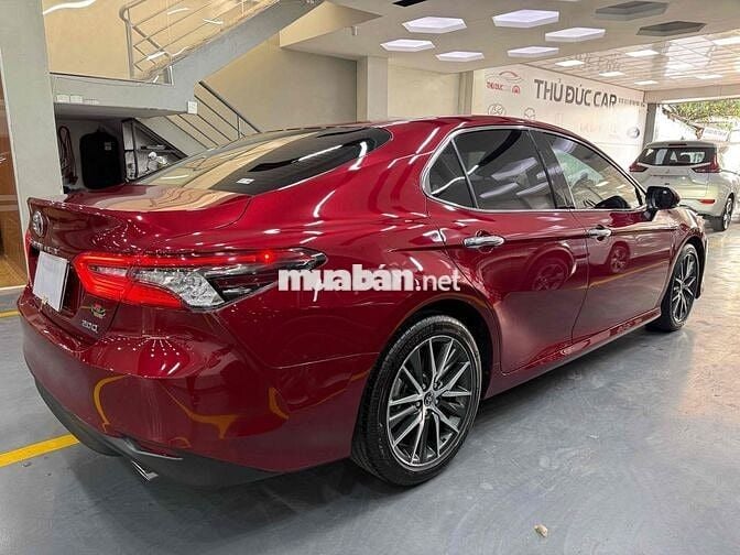 Toyota Camry 2.0Q 2022 lướt giá tốt ạ