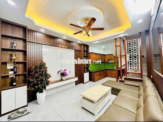 BÁN NHÀ PHẠM VĂN ĐỒNG. NGOẠI GIAO ĐOÀN GẦN PHỐ Ô TÔ ĐỖ CỔNG. 8 TỶ