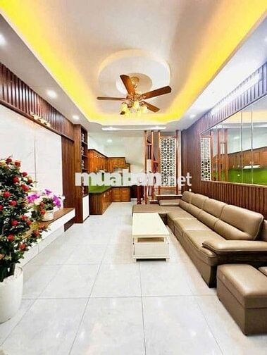 BÁN NHÀ PHẠM VĂN ĐỒNG. NGOẠI GIAO ĐOÀN GẦN PHỐ Ô TÔ ĐỖ CỔNG. 8 TỶ