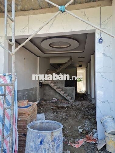 Bán nhà đang trong quá trình hoàn thiện , đường rộng 8m cạnh hương lô6