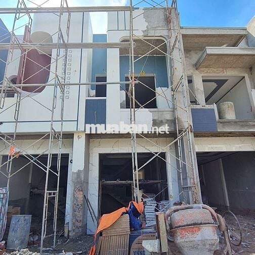 Bán nhà đang trong quá trình hoàn thiện , đường rộng 8m cạnh hương lô6