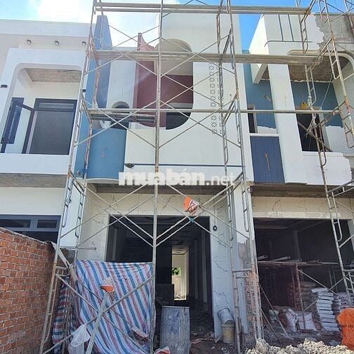 Bán nhà đang trong quá trình hoàn thiện , đường rộng 8m cạnh hương lô6