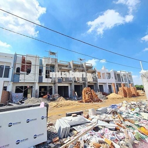 Bán nhà đang trong quá trình hoàn thiện , đường rộng 8m cạnh hương lô6