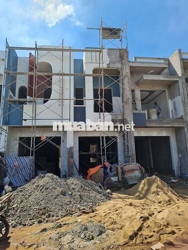 Bán nhà đang trong quá trình hoàn thiện , đường rộng 8m cạnh hương lô6