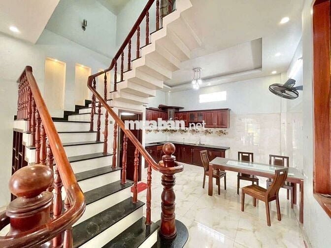 Cho thuê nhà 1 Trệt 2 Lầu gần Làng Đại học Dĩ An