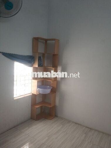 Phòng trọ giá mềm có sẵn giá phơi đồ và kệ tủ