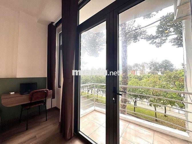 PHÒNG BAN CÔNG 40M2 NGAY MẶT TIỀN ĐƯỜNG NGAY BỜ KÈ HOÀNG SA