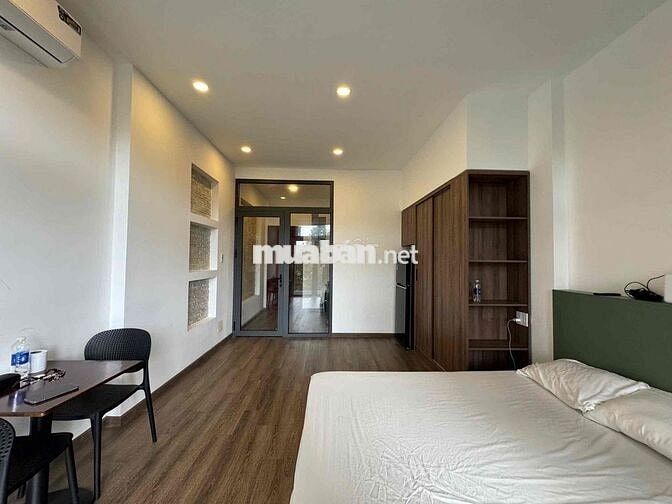 PHÒNG BAN CÔNG 40M2 NGAY MẶT TIỀN ĐƯỜNG NGAY BỜ KÈ HOÀNG SA