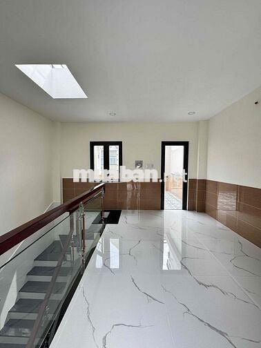 Nhà Sổ Hồng Riêng, 2 lầu, 4 phòng ngủ, sân thượng, đường 10m