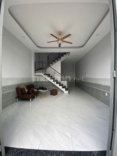 Nhà MT đường 4m, cách cầu lớn Hóc Môn 15 phút, nhà mới 5x10m