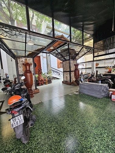 ♦Nhà Biệt thự + 4 căn nhà cấp 4 , đã phân làm 3 sổ