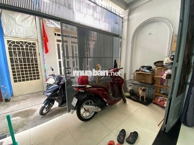 Nhà rộng hẻm thông thoáng, gần mặt tiền Phạm Văn Bạch.