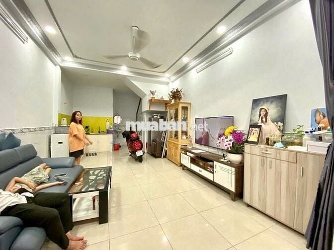 Nhà rộng hẻm thông thoáng, gần mặt tiền Phạm Văn Bạch.