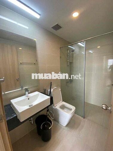 Cho thuê căn hộ 2PN/2WC nội thất cơ bản ở ngay-Golden Mansion