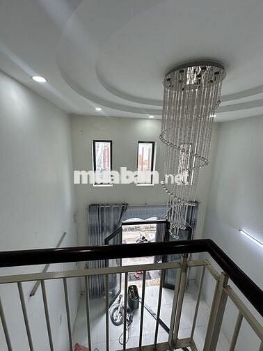 BÁN NHÀ 3 LẦU VÀ 1 LỬNG, 4 PHÒNG NGỦ, ĐƯỜNG NGUYỄN THỊ THẬP. QUẬN 7