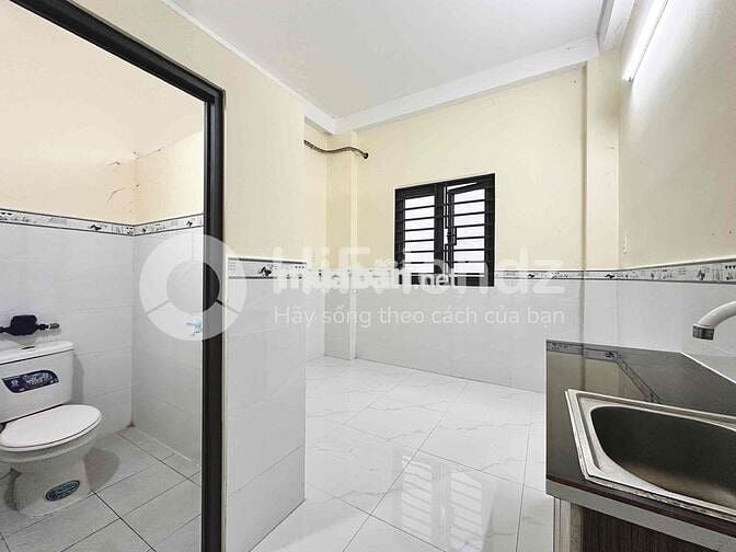 Phòng trọ giá rẻ, có cửa sổ trời đón nắng. Đi bộ qua ĐH Công Thương