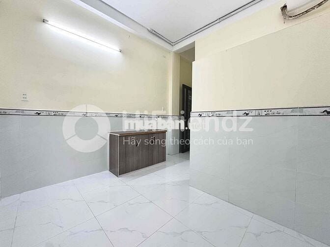 Phòng trọ giá rẻ, có cửa sổ trời đón nắng. Đi bộ qua ĐH Công Thương