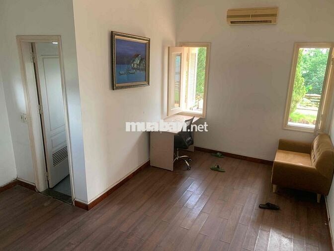 phòng tầng 3 view hồ tây ban công rộng