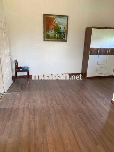 phòng tầng 3 view hồ tây ban công rộng