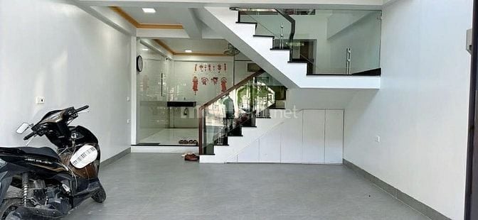 NHÀ ĐẸP VỀ Ở LUÔN , CHỦ TẶNG TOÀN BỘ NỘI THẤT , ĐƯỜNG THÔNG Ô TÔ VÀO