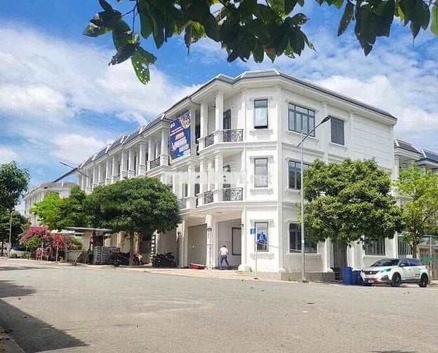 BÁN NHÀ 2 TẦNG  79M2 KDC HOÀNG NAM 5 DĨ AN BÌNH DƯƠNG GIÁ 6.1 TỶ.