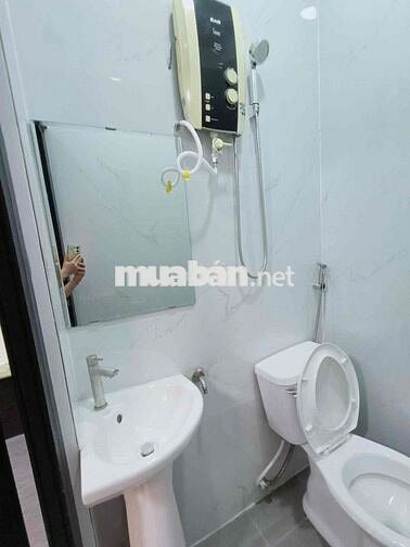 Cho thuê phòng cửa sổ trời ở Nguyễn Trung Ngạn Q1 gần Cầu Ba Son