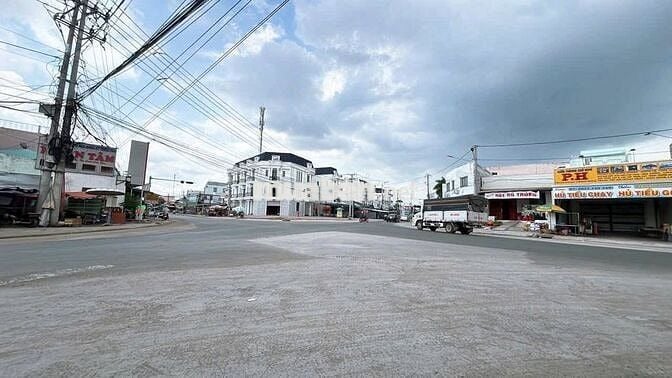 Bán đất mặt tiền ngã 4 Lạc Tấn ( Long An)