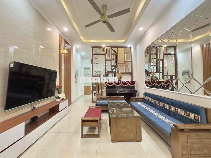 Bán gấp nhà Hoàng Văn Thái, 45m2, ô tô đỗ cổng, nhà đẹp đủ nội thất