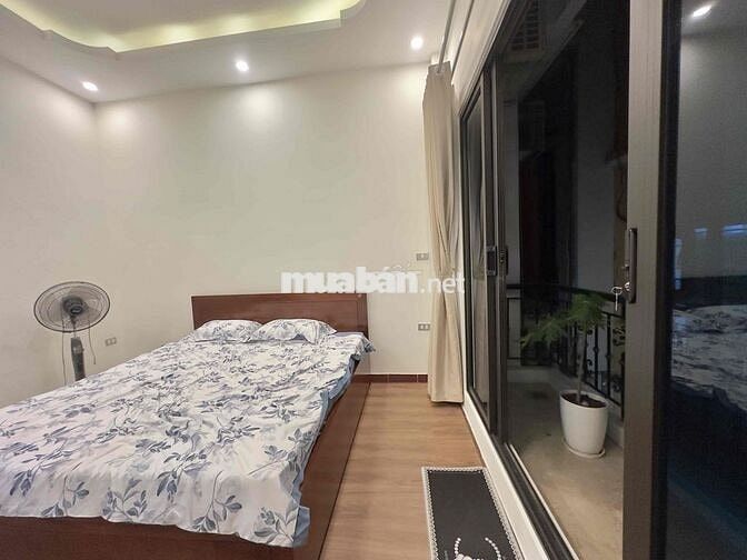 Bán gấp nhà Hoàng Văn Thái, 45m2, ô tô đỗ cổng, nhà đẹp đủ nội thất