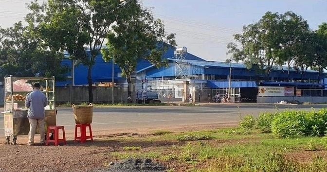 KẸT TIỀN BÁN MẢNH 2002m2 SỔ RIÊNG, GIÁ 180 TRIỆU, GẦN TRƯỜNG CHỢ KCN