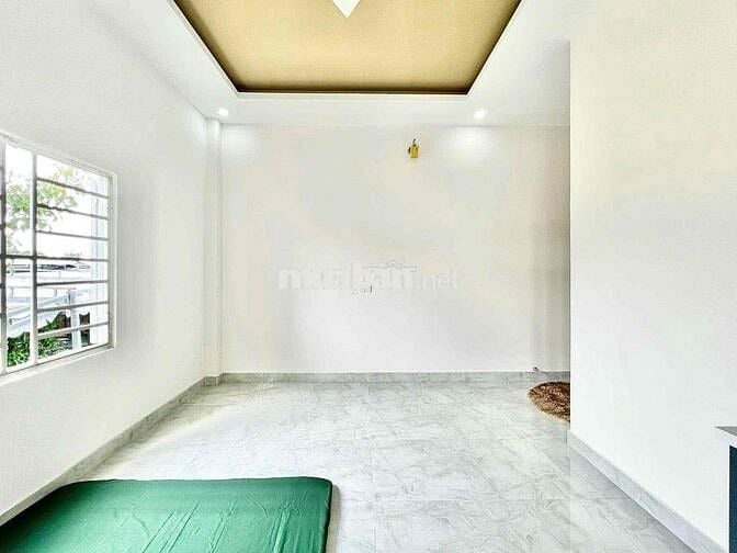 Phòng đẹp như mới – có kệ bếp, sàn gạch bóng, view thoáng