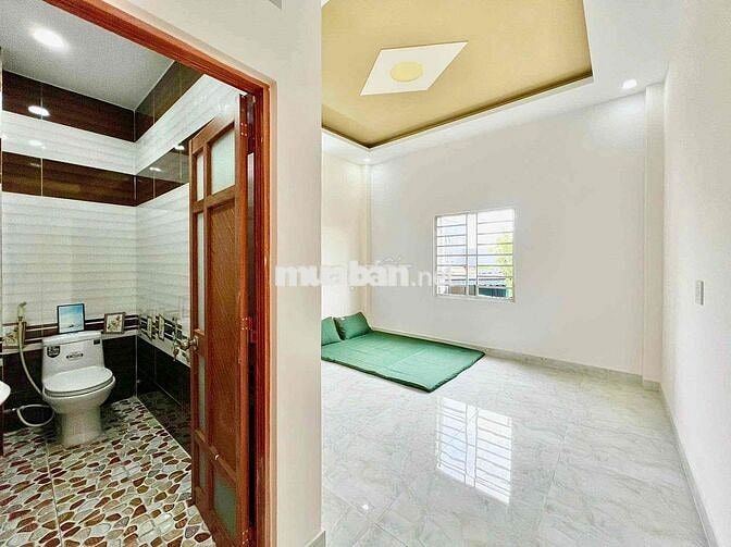 Phòng đẹp như mới – có kệ bếp, sàn gạch bóng, view thoáng