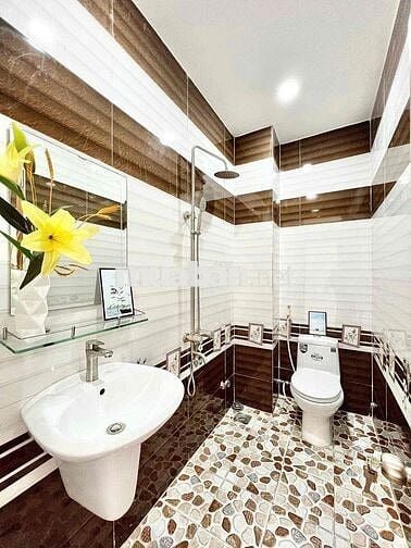 Phòng đẹp như mới – có kệ bếp, sàn gạch bóng, view thoáng