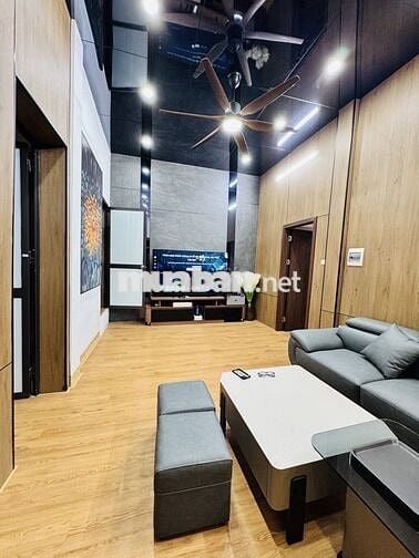 Ngay sát mặt giải phóng thuận tiện đi lại mà giá rẻ