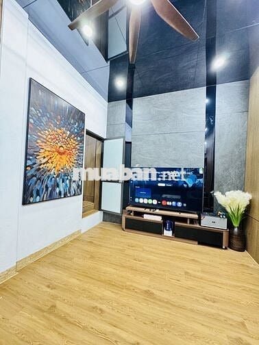 Ngay sát mặt giải phóng thuận tiện đi lại mà giá rẻ