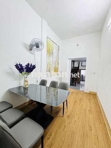 Ngay sát mặt giải phóng thuận tiện đi lại mà giá rẻ