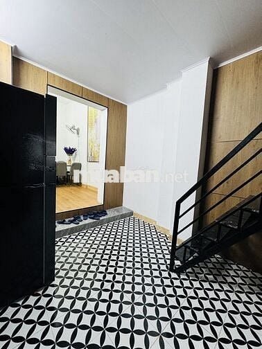 Ngay sát mặt giải phóng thuận tiện đi lại mà giá rẻ