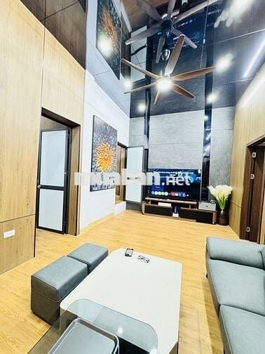 Ngay sát mặt giải phóng thuận tiện đi lại mà giá rẻ