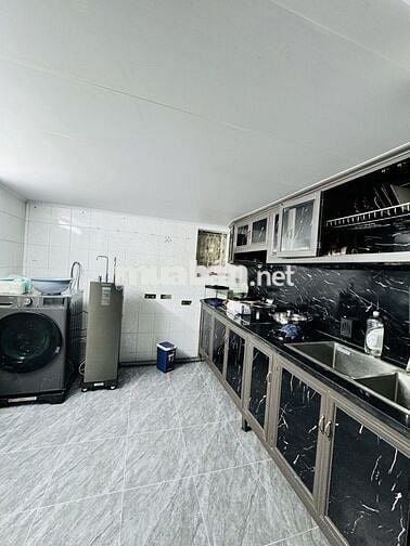 Ngay sát mặt giải phóng thuận tiện đi lại mà giá rẻ