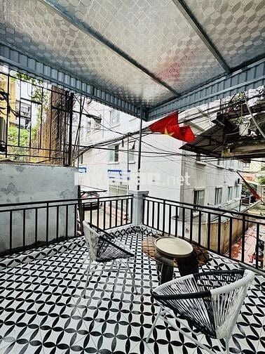 Ngay sát mặt giải phóng thuận tiện đi lại mà giá rẻ