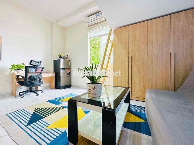 CĂN HỘ GÁC LỬNG CỬA SỔ THOÁNG MÁT NGAY TRƯƠNG CÔNG ĐỊNH GẦN K300