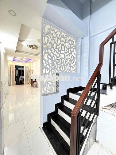 Nhà 5 phòng ngủ cho thuê ngay trung tâm Q1 và Q5