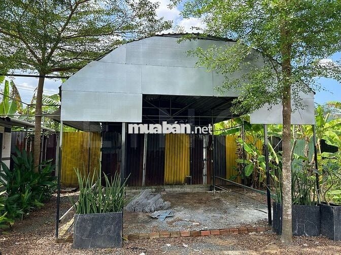 Mặt bằng 1.400 m² có sẵn mô hình quán sân vườn, đường Võ Văn Kiệt