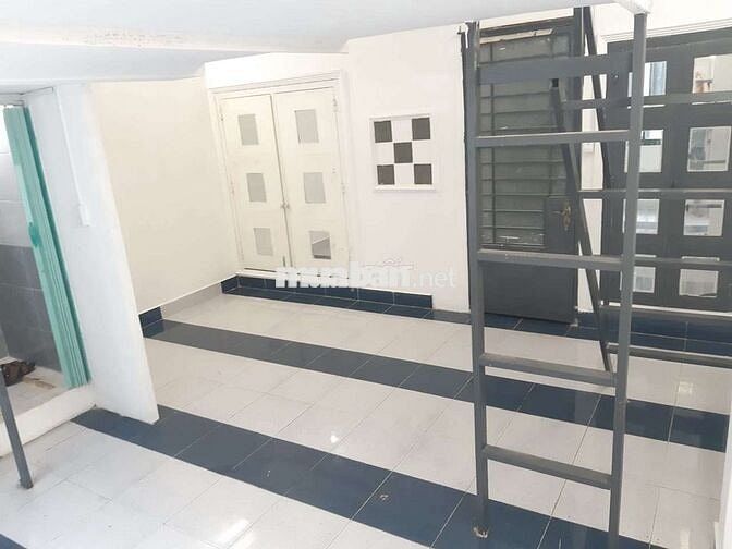 Phòng 45m2 có gác. Cửa sổ lớn. 5p tới Lotte Nguyễn Văn Lượng