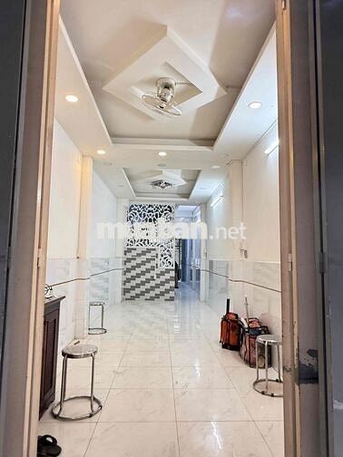 Nhà 5 phòng ngủ cho thuê ngay trung tâm Q1 và Q5