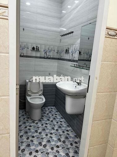 Nhà mặt tiền Bà Điểm 4, 1 trệt 1 lầu, gần trường học, chợ.