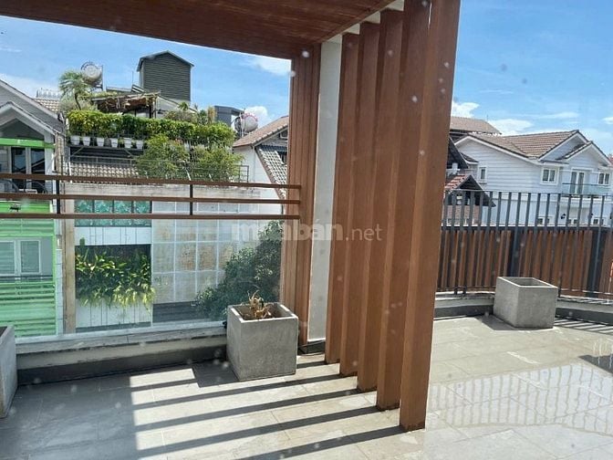 Cho thuê nhà đường Hoa, Phan Xích Long. Ngang 8.5m, giá thuê chỉ 65 tr