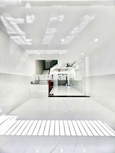 Nhà mới 100% ( 5 x 20 có 5pn 6wc sân thượng ) có sẵn máy lạnh