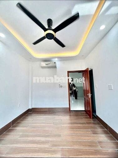 Nhà mới 100% ( 5 x 20 có 5pn 6wc sân thượng ) có sẵn máy lạnh